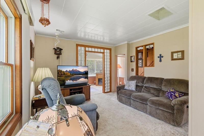 222 3rd St, Kenyon, MN 55946