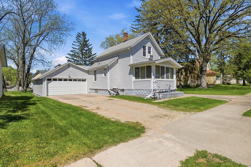 222 3rd St, Kenyon, MN 55946