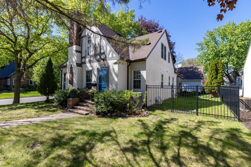 1457 Hoyt Ave W, Falcon Heights, MN 55108