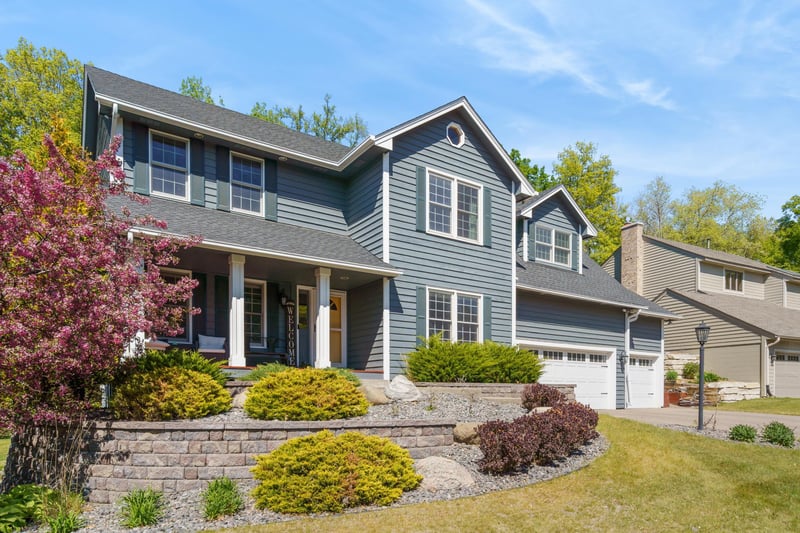 711 Bridle Ridge Rd, Eagan, MN 55123