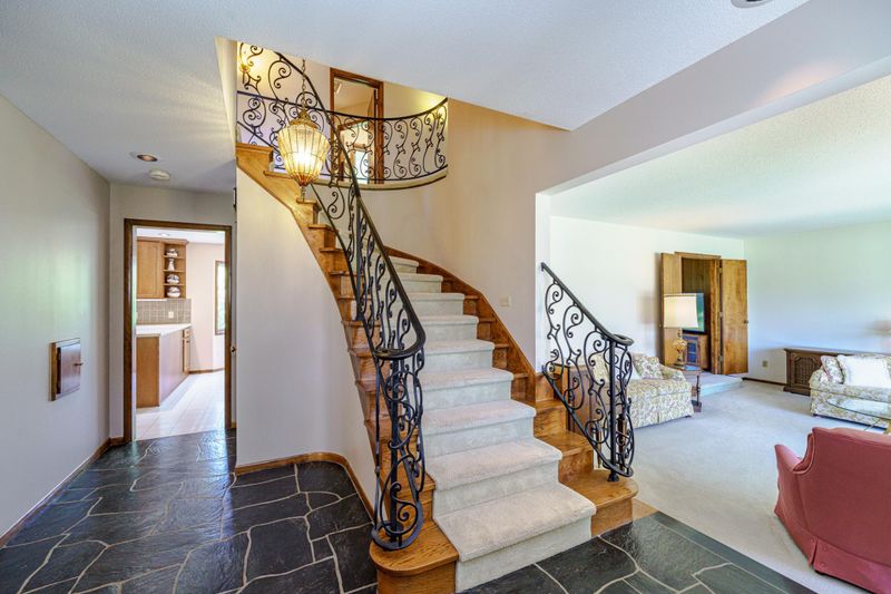 3052 Cherrywood Ct, Eagan, MN 55121