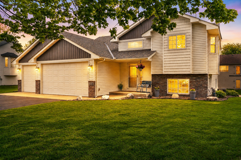 658 Lois Ln, Circle Pines, MN 55014