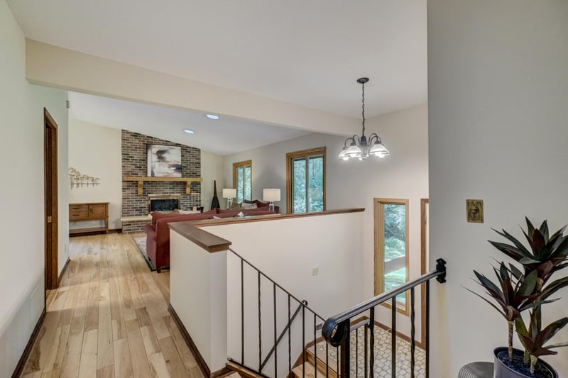 10 High Circle Way, North Oaks, MN 55127
