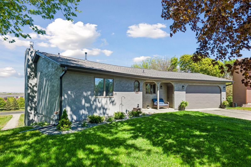 2085 Austin Cir, Shakopee, MN 55379