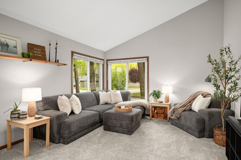 1440 Granada Ave N, Oakdale, MN 55128
