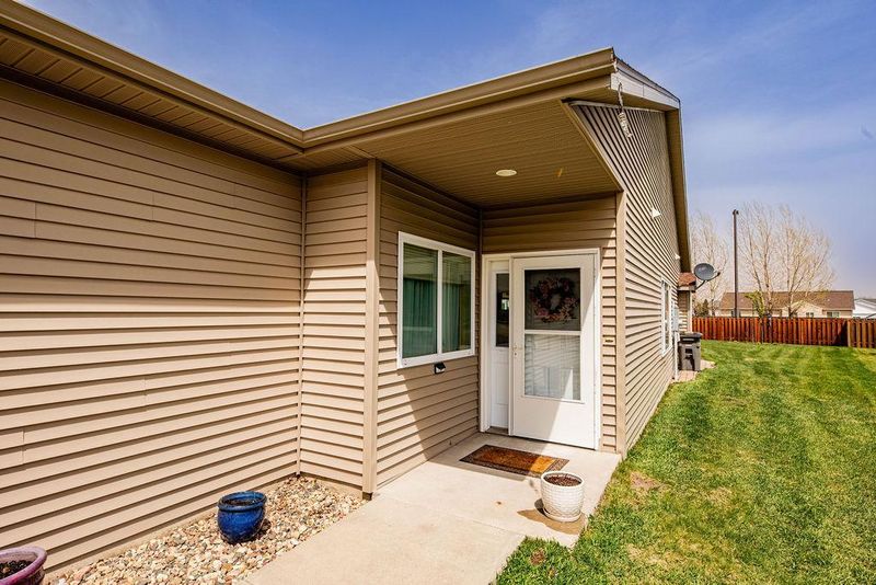 992 33rd St S, Moorhead, MN 56560
