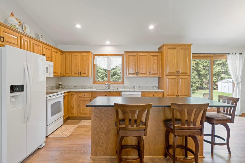 605 Turner Dr, Henderson, MN 56044