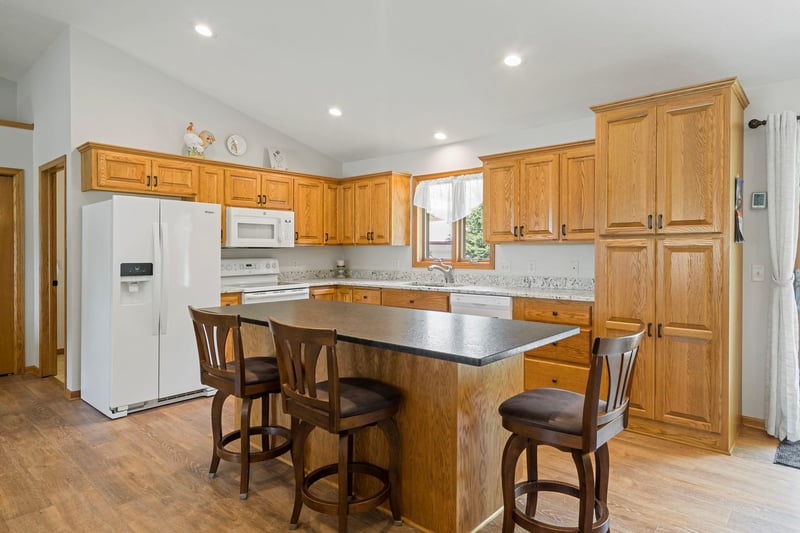 605 Turner Dr, Henderson, MN 56044