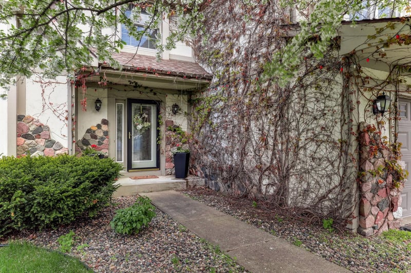 8777 Cottonwood Ln, Eden Prairie, MN 55347