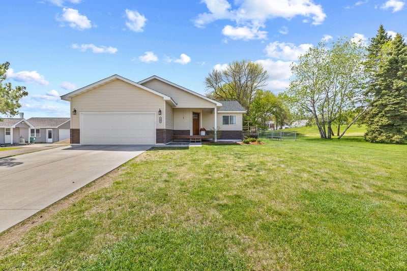 640 3rd St SE, Cokato, MN 55321