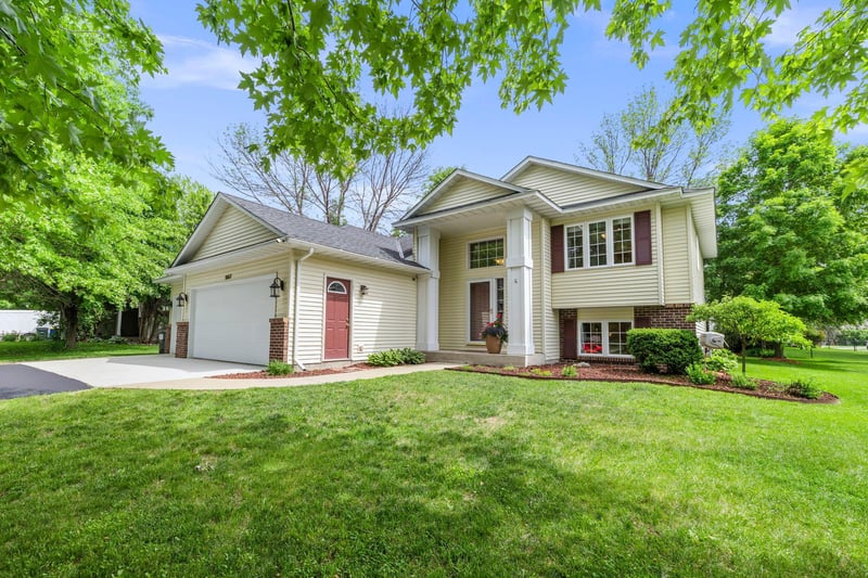 907 Deer Ridge St NW, Lonsdale, MN 55046