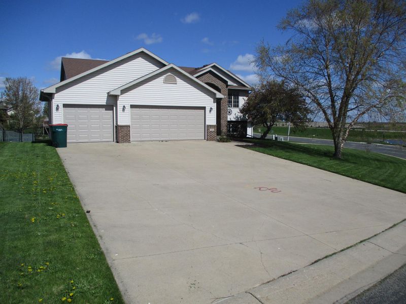 125 Sandstone Dr NW, Eyota, MN 55934