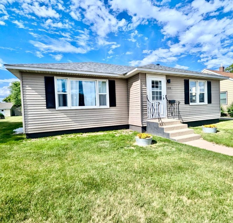 122 Sinclair Lewis Ave, Sauk Centre, MN 56378