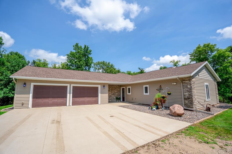 21033 125th St NW, Sunburg, MN 56289