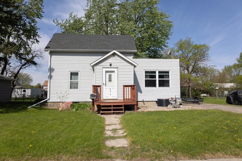804 Redding Ave, Windom, MN 56101