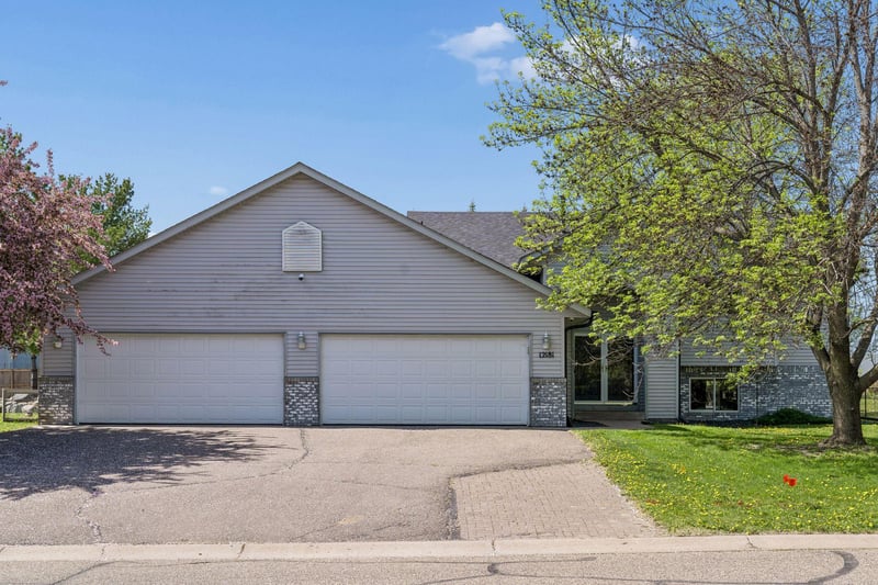 12181 Walnut Dr, Rogers, MN 55374