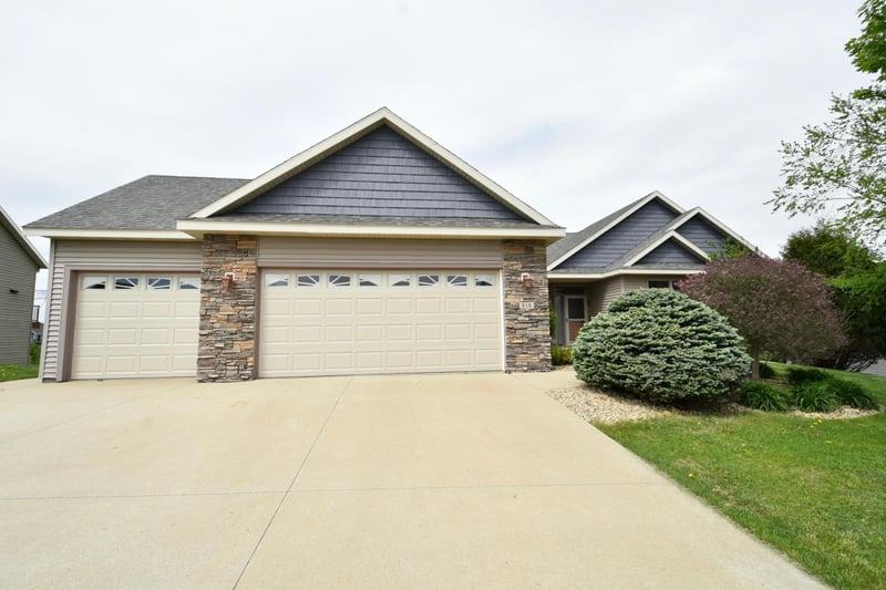 818 Augusta Ave, Zumbrota, MN 55992