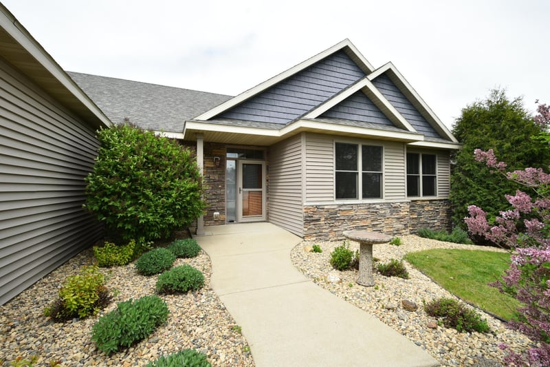 818 Augusta Ave, Zumbrota, MN 55992