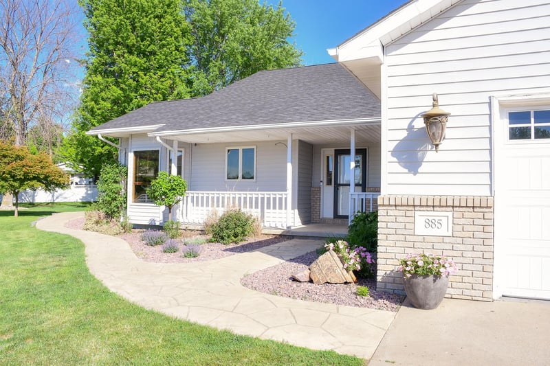 885 Briarwood Dr, Worthington, MN 56187