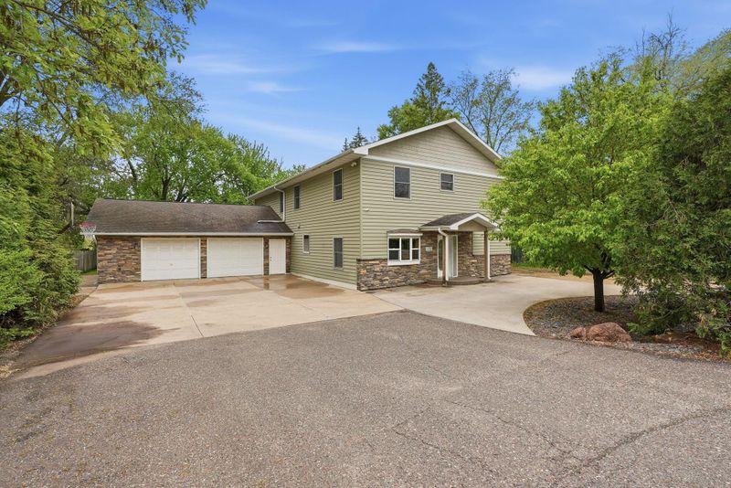 870 County Road F E, Vadnais Heights, MN 55127