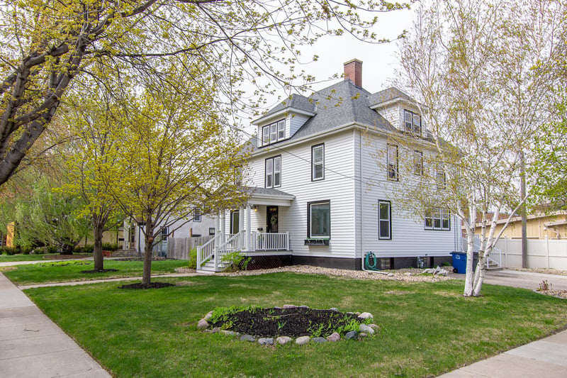 203 7th St S, Moorhead, MN 56560