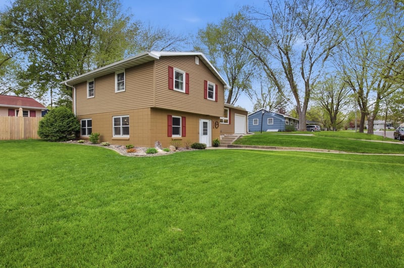 215 Terrace Dr SW, Willmar, MN 56201
