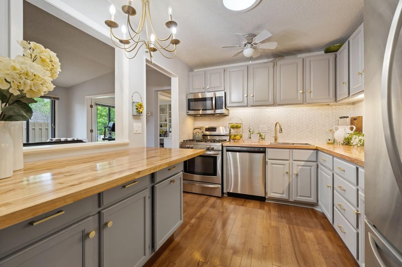 2252 Country Ln, Minnetonka, MN 55305