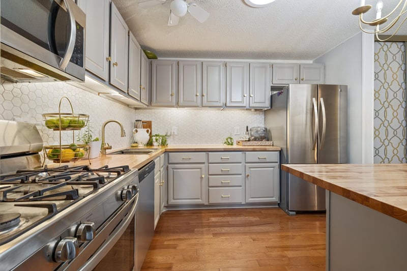 2252 Country Ln, Minnetonka, MN 55305