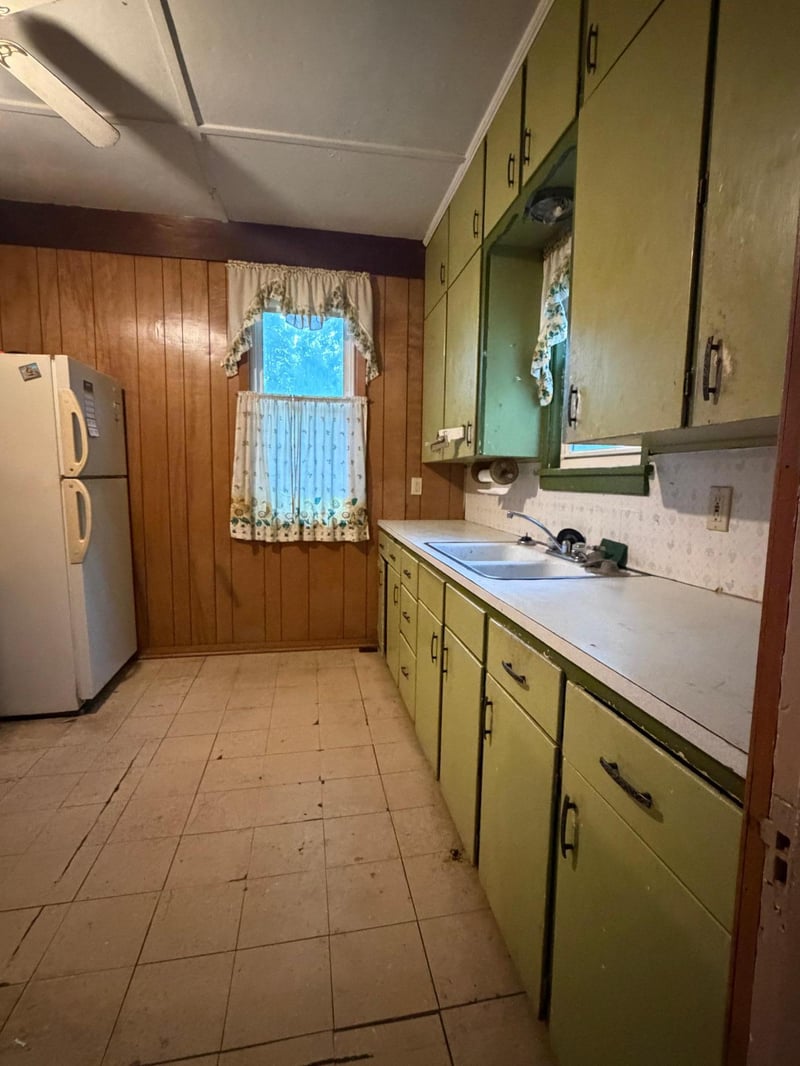 508 E Iowa St, Elmore, MN 56027