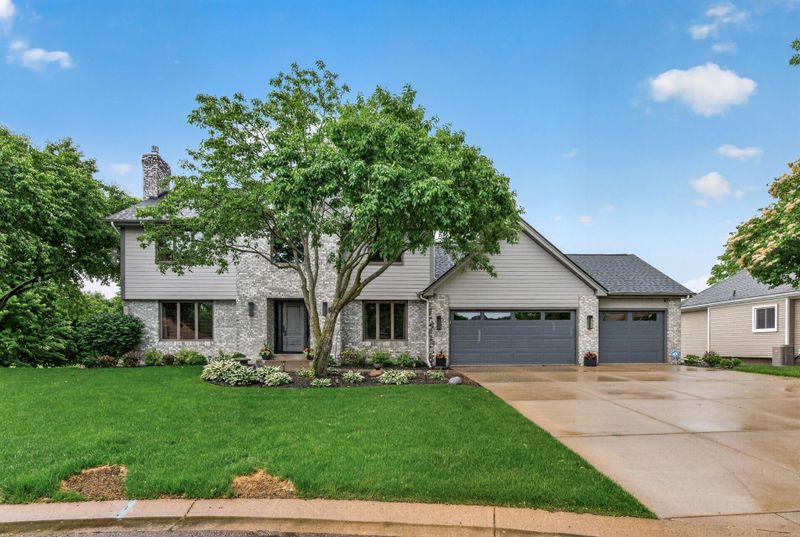 263 Lily Pond Ln, Vadnais Heights, MN 55127