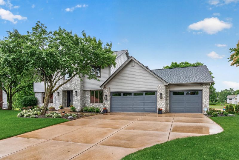263 Lily Pond Ln, Vadnais Heights, MN 55127