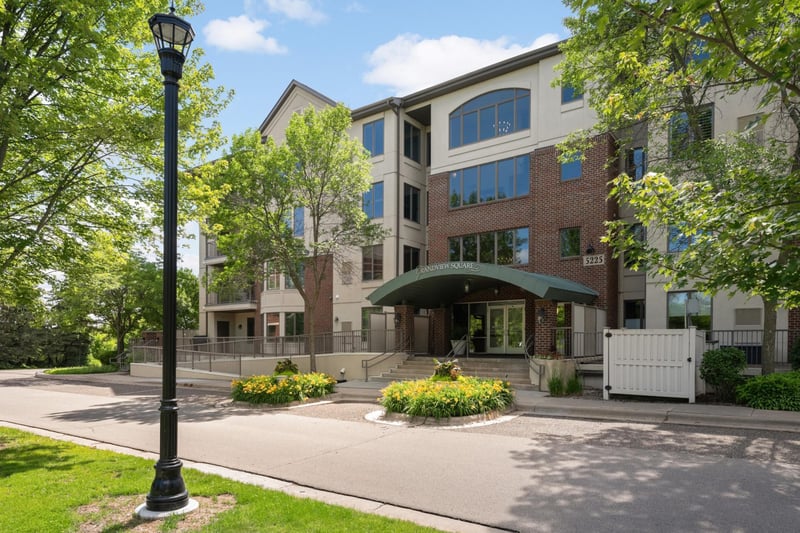 5225 Grandview Sq #414, Edina, MN 55436