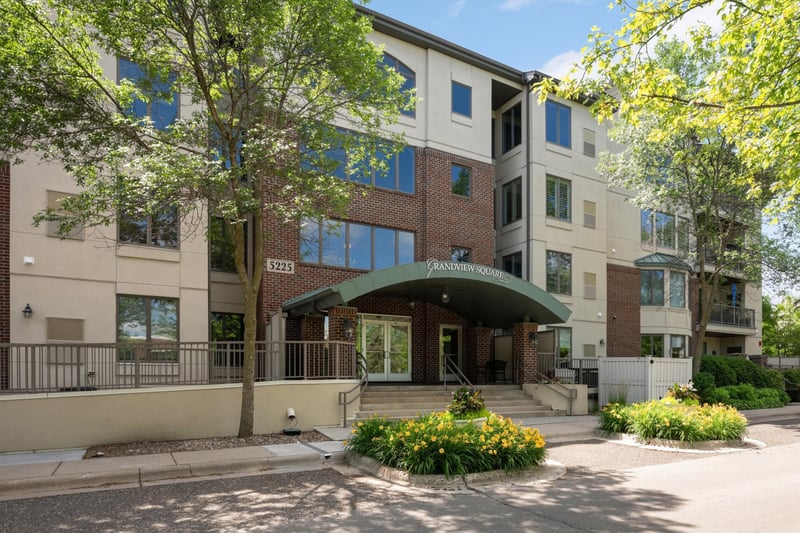 5225 Grandview Sq #414, Edina, MN 55436
