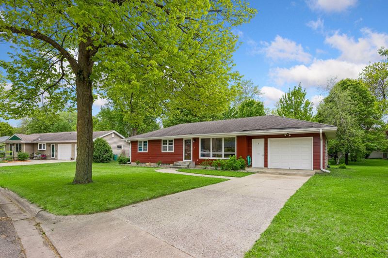 8 Central Ln, Northfield, MN 55057