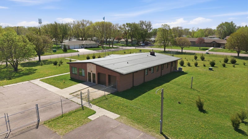 612 N Brown St, Winthrop, MN 55396