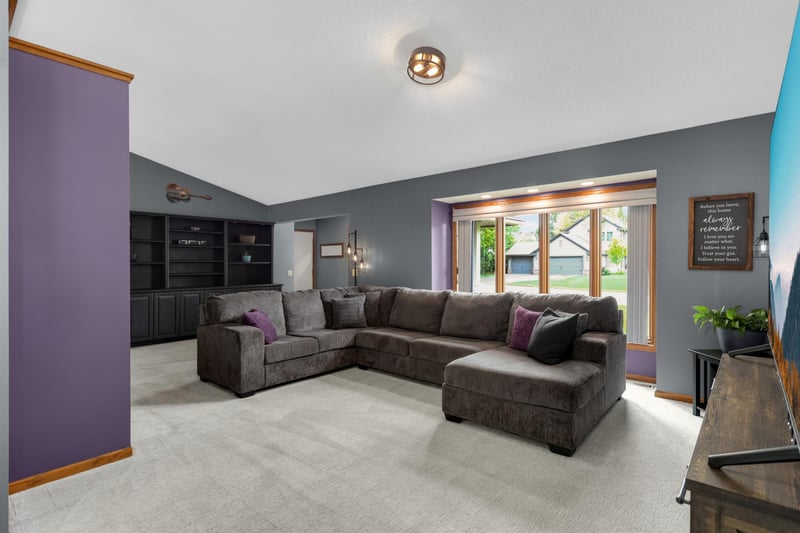 105 Interlachen Rd, Burnsville, MN 55306