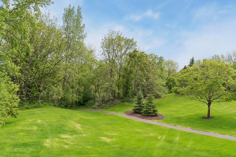 9755 Wedgewood Cir, Woodbury, MN 55125