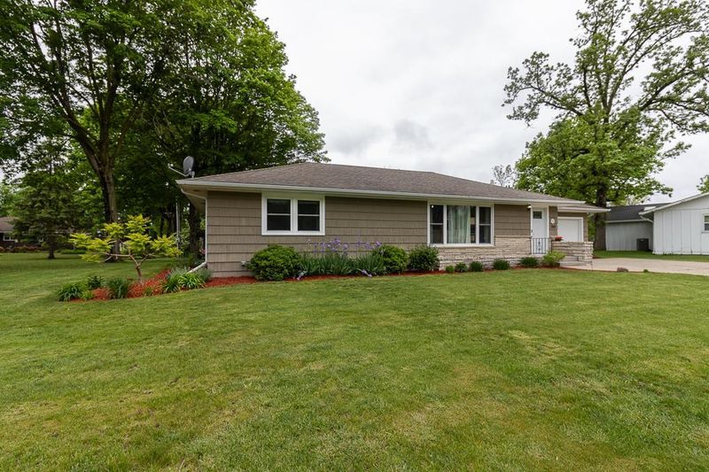360 N Park Ave, Le Center, MN 56057