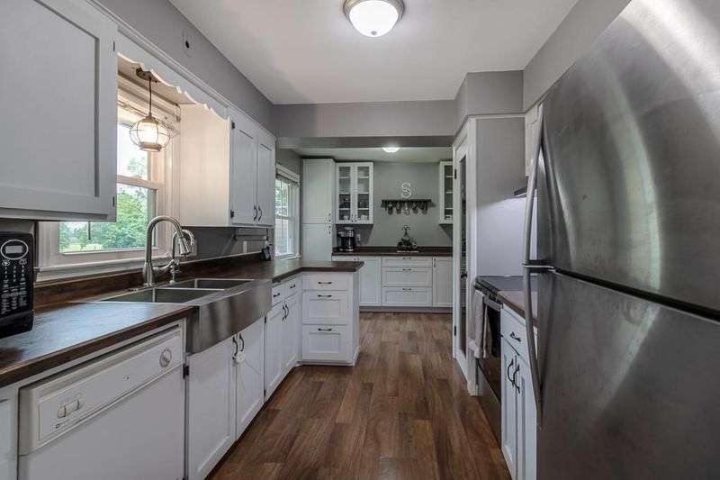 360 N Park Ave, Le Center, MN 56057