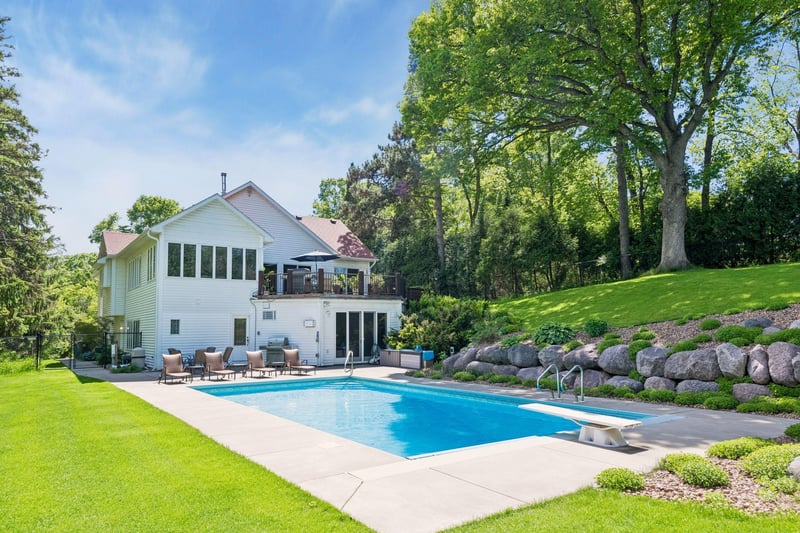 13920 Mcginty Rd E, Minnetonka, MN 55305