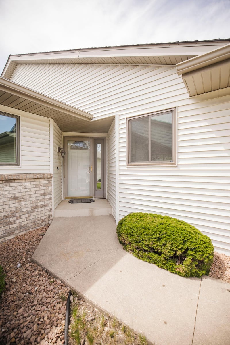 2 Line Dr, Morris, MN 56267