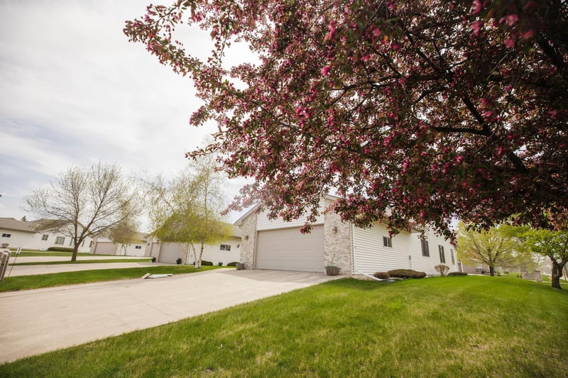 2 Line Dr, Morris, MN 56267