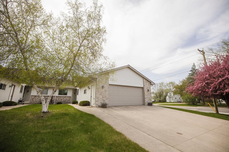 2 Line Dr, Morris, MN 56267