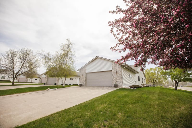 2 Line Dr, Morris, MN 56267