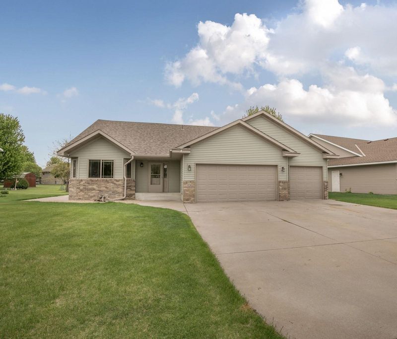 406 Jasmine Ln, Saint Joseph, MN 56374