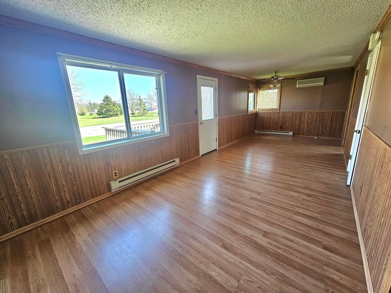 127 S State St, Warren, MN 56762