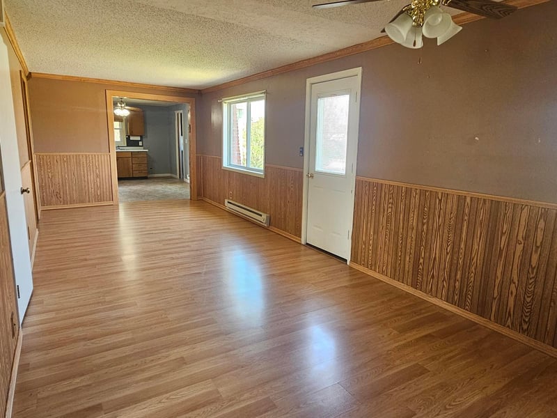 127 S State St, Warren, MN 56762