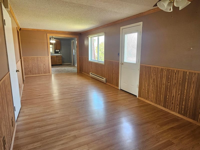 127 S State St, Warren, MN 56762
