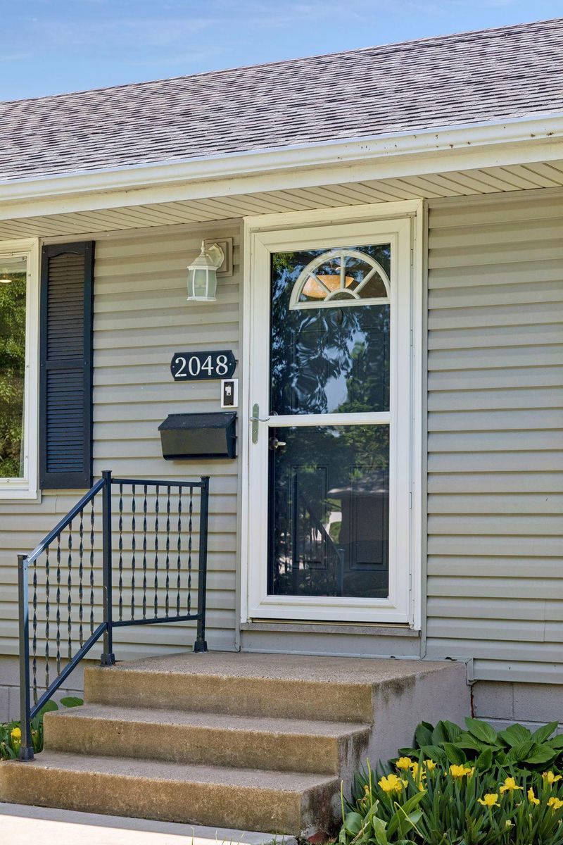 2048 Villard Ave, Saint Paul, MN 55116