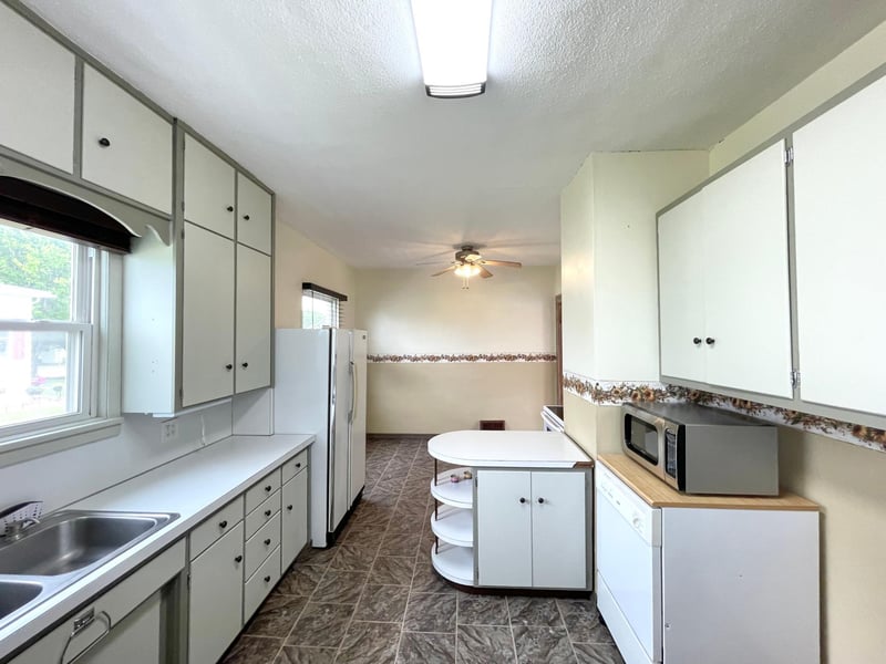 109 White St N, Comfrey, MN 56019